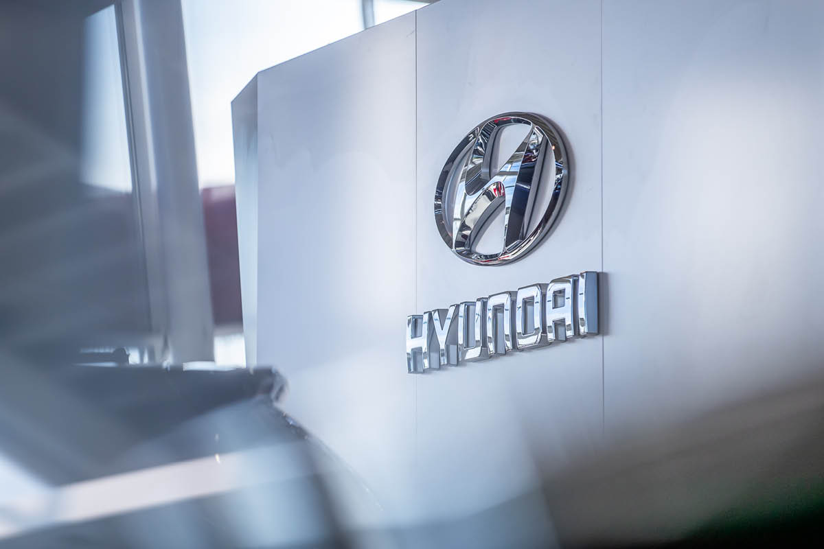 zu sehen ist das Hyundai Logo an einer weißen Wand