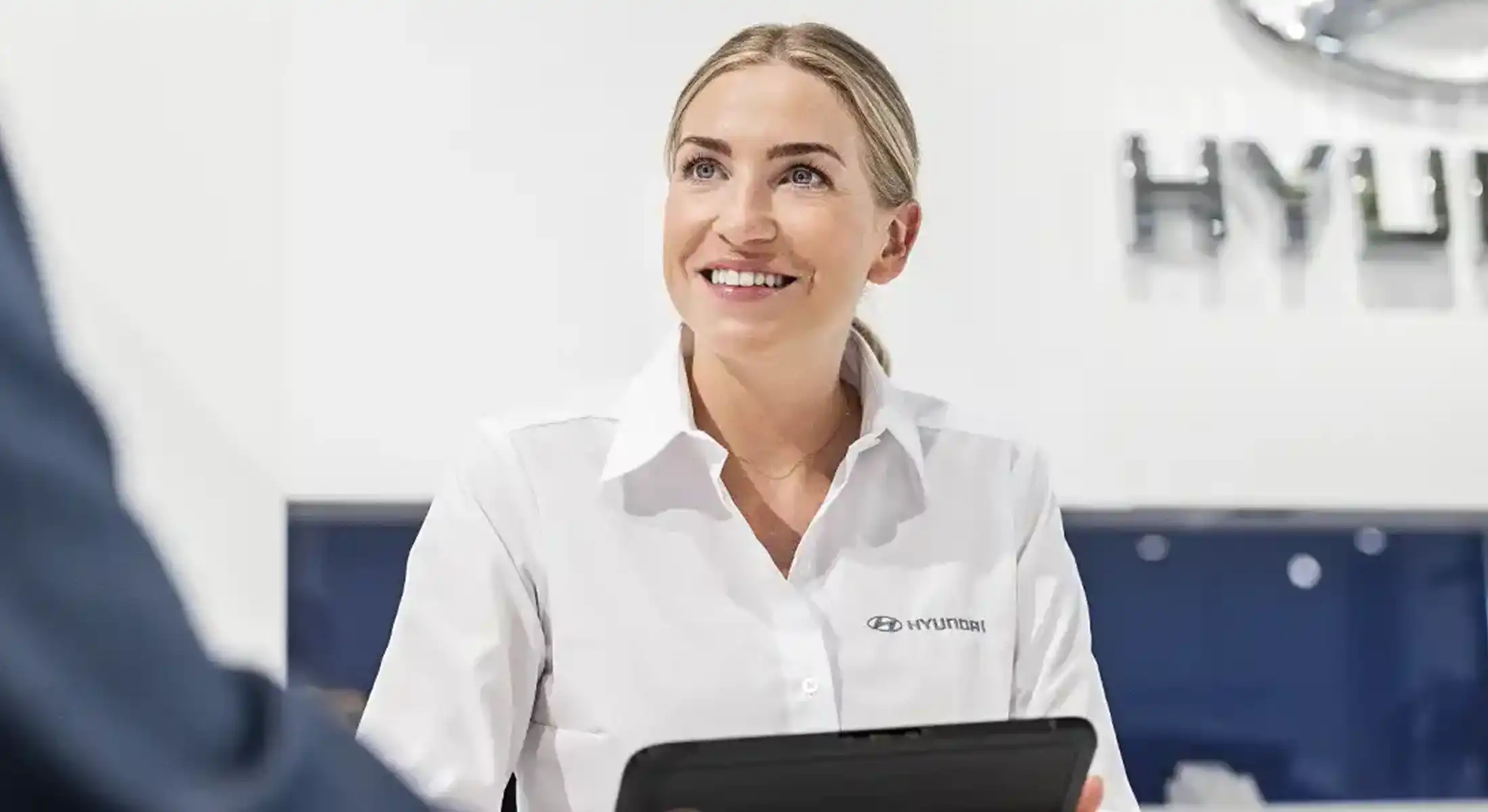 Eine Hyundai mit arbeiterin mit einem Tablet in der Hand