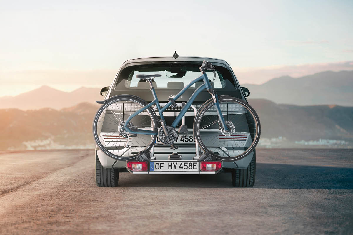 zu sehen ist ein Hyundai von hinten mit Fahrradträger und Rad