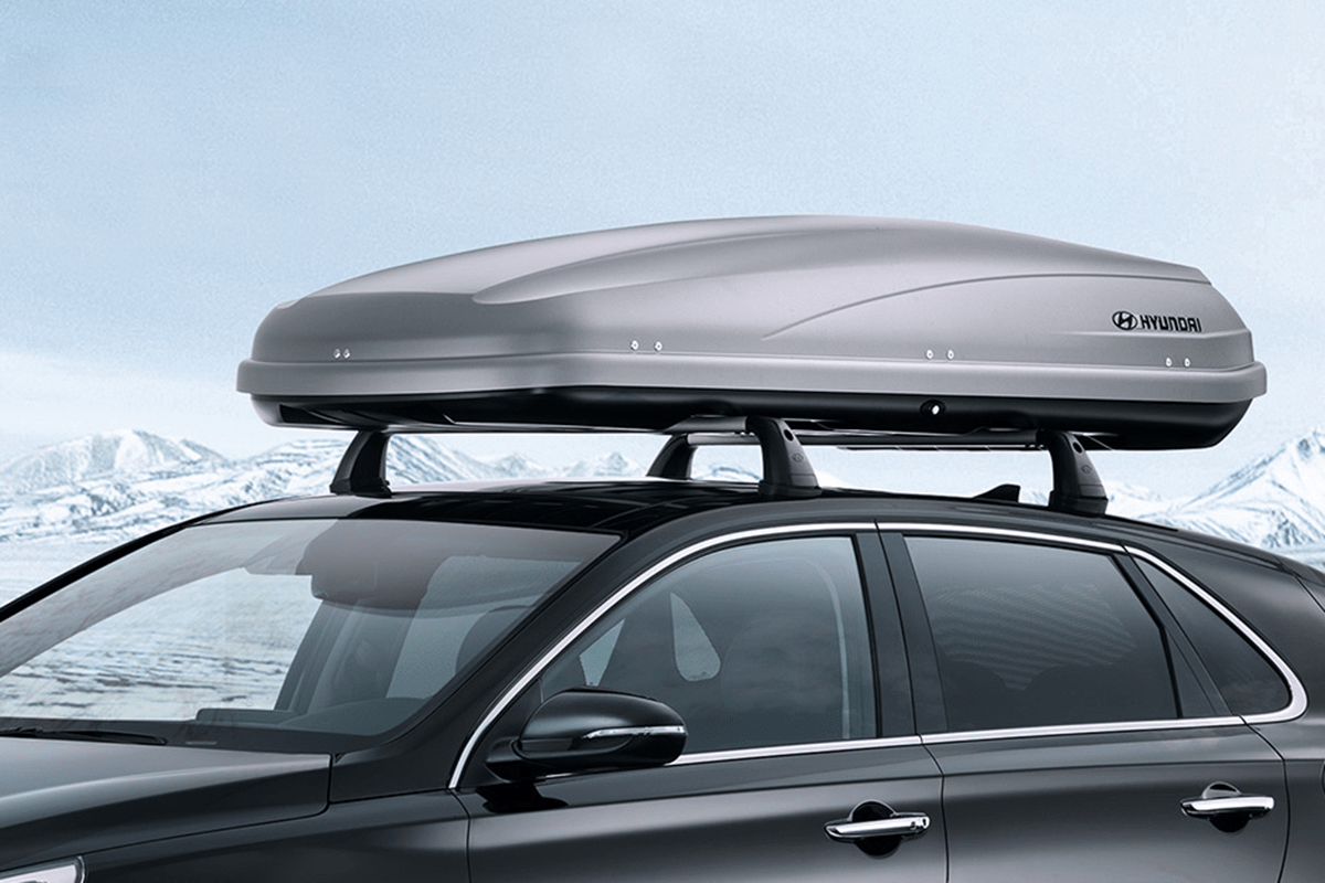 zu sehen ist ein Auto mit Dachbox