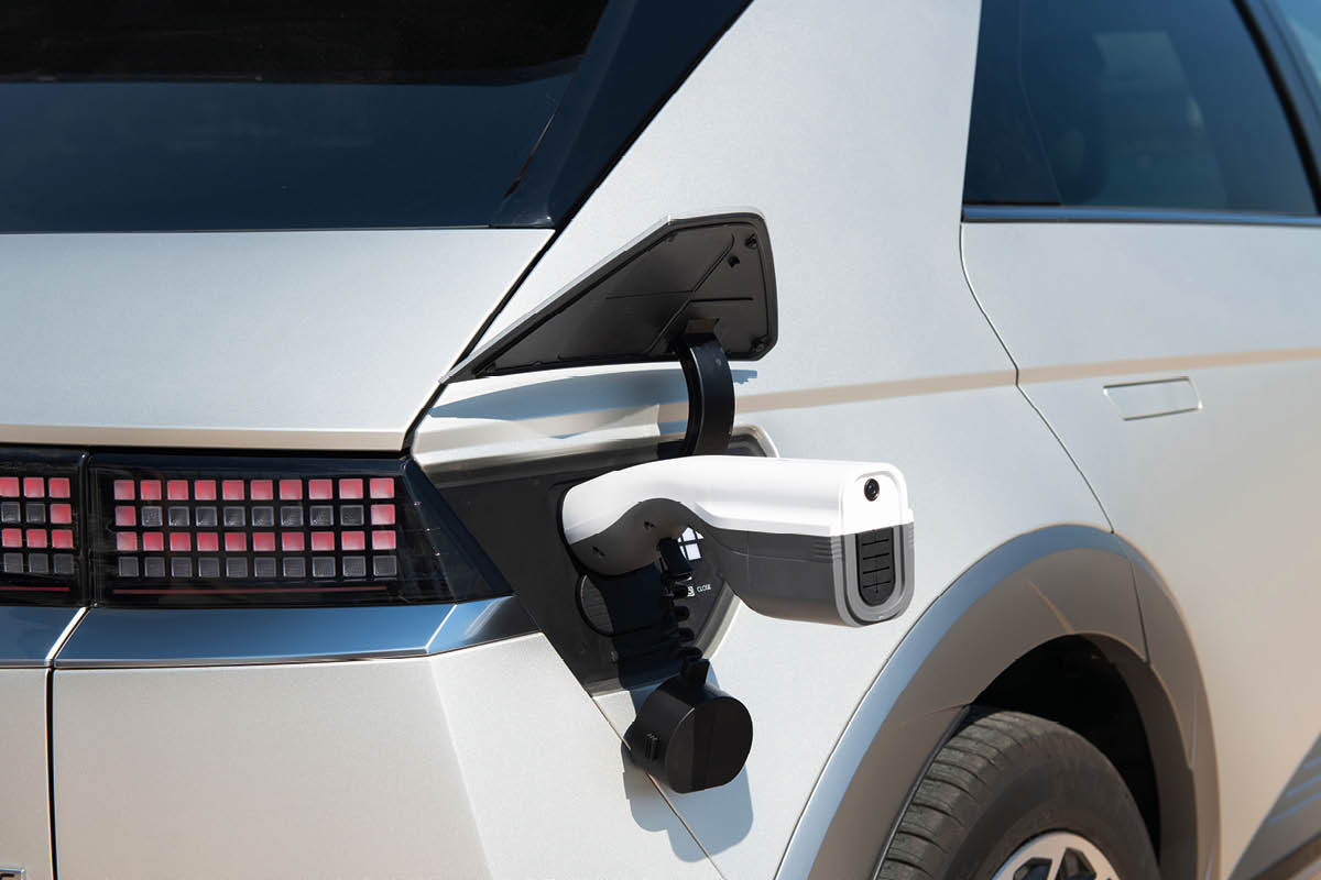 zu sehen ist ein V2L Adapter am Auto