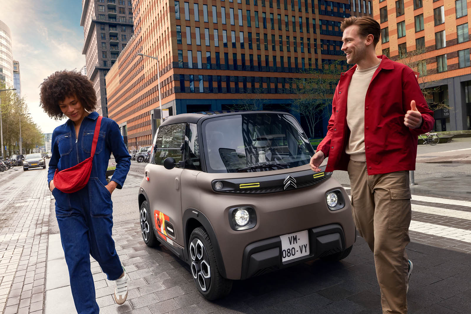 zu sehen ist ein Citroën AMI, zwei Personen entfernen sich davon