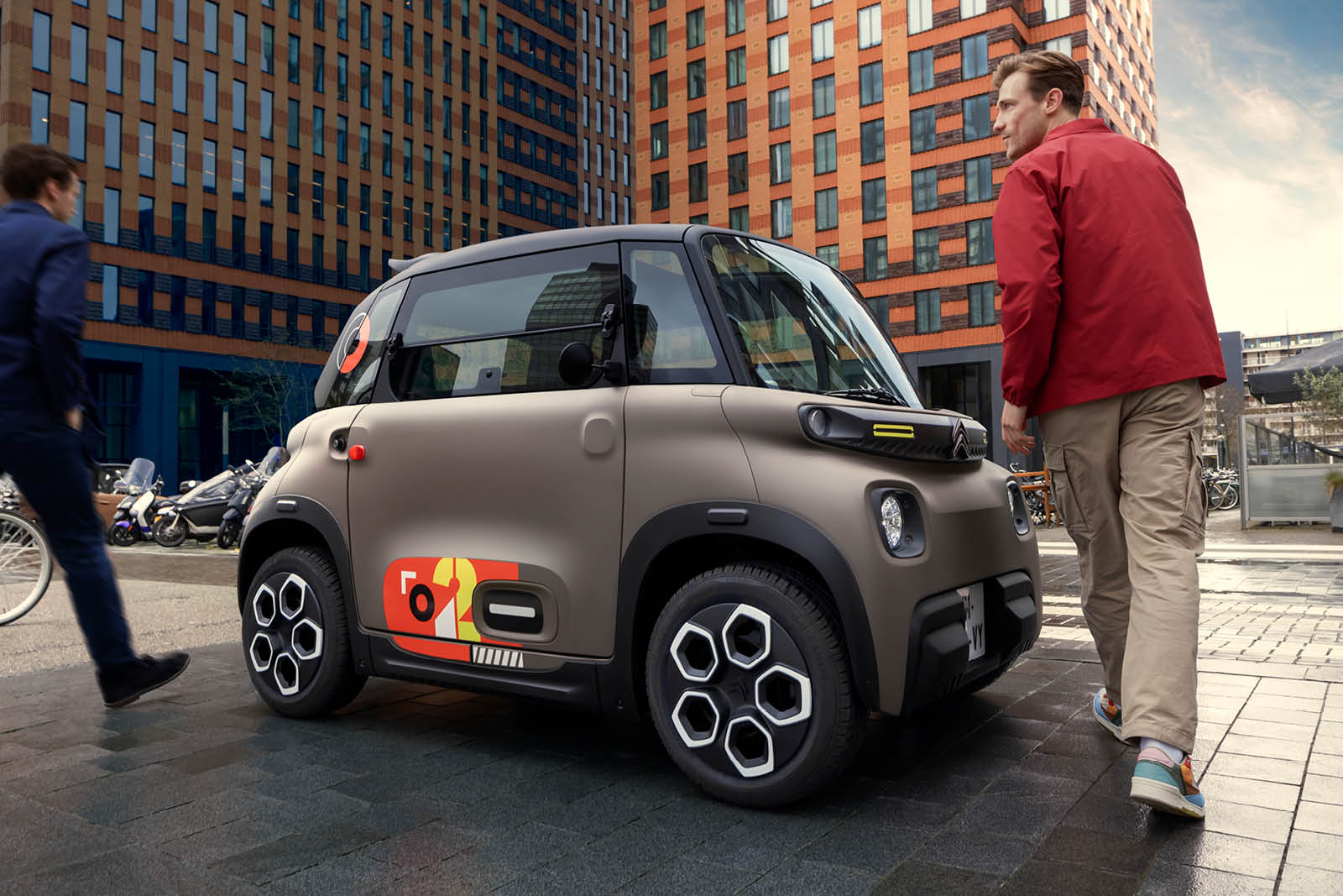 zu sehen ist ein Citroën AMI, zwei Personen steigen ein