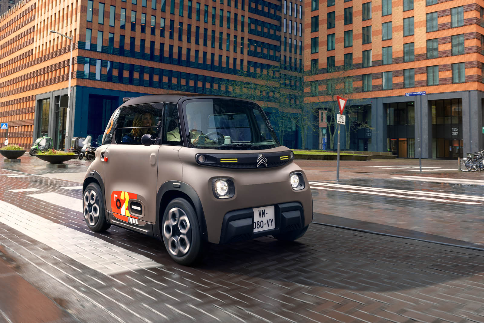 zu sehen ist der Citroën AMI von vorne in einer Stadt