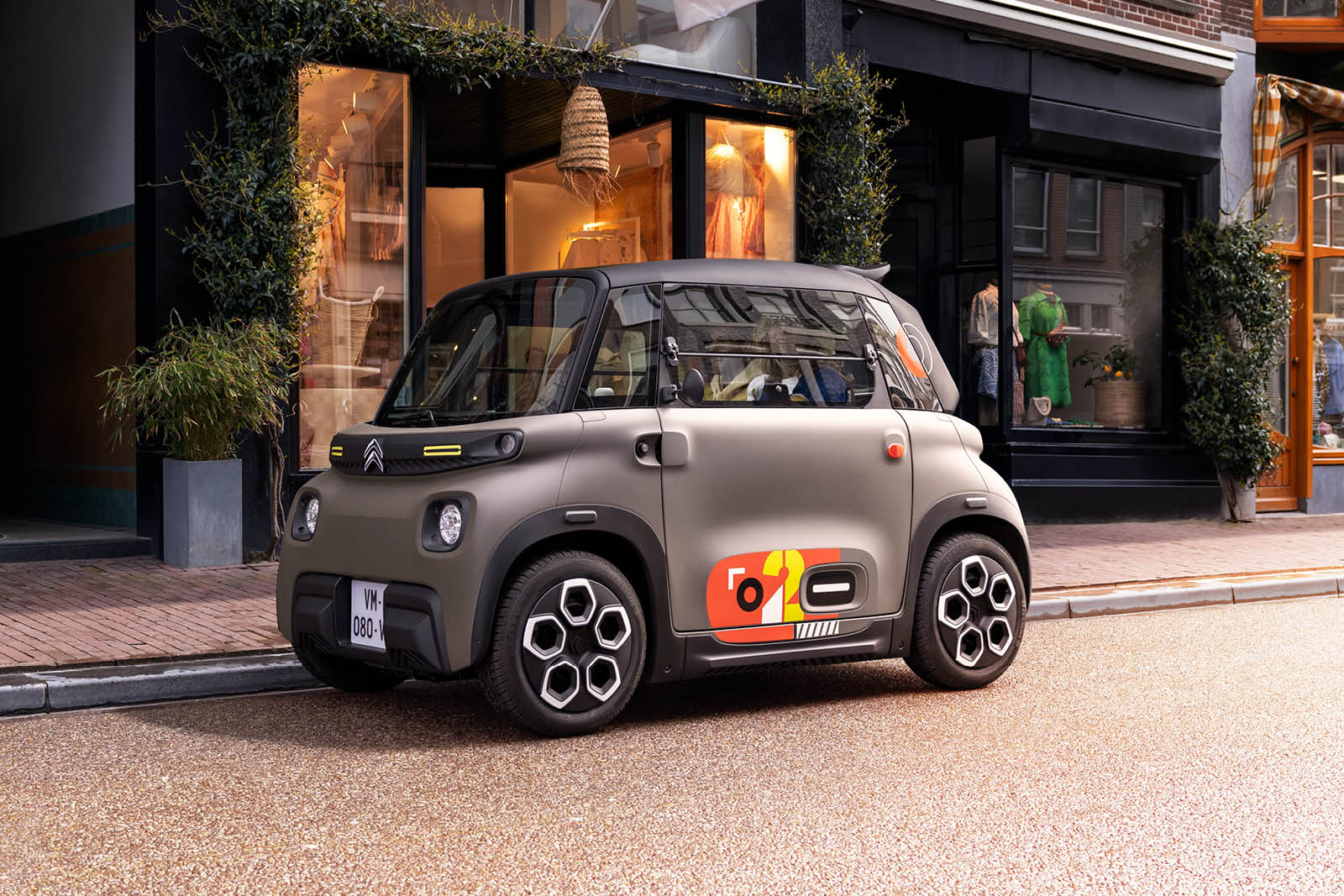 zu sehen ist ein parkender Citroën AMI
