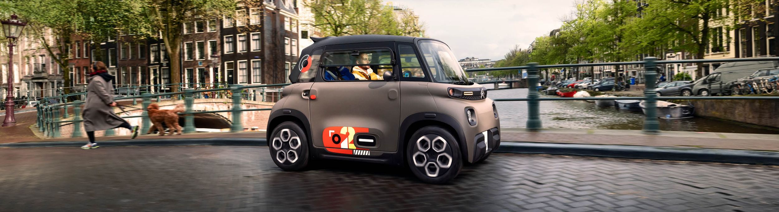 zu sehen ist der neue Citroën AMI auf einer Brücke