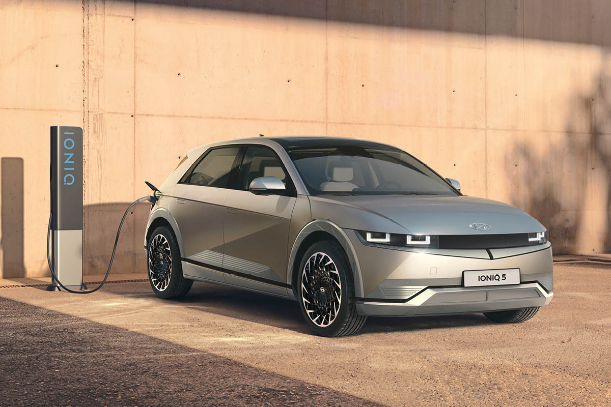 zu sehen ist der Hyundai IONIQ 5 an einer Ladesäule