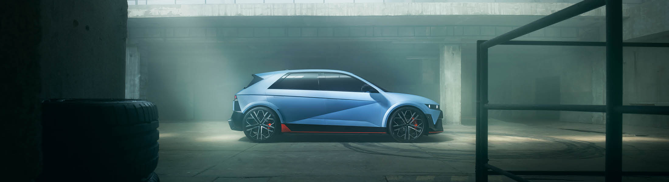 zu sehen ist ein hellblauer IONIQ 5 N von der Seite