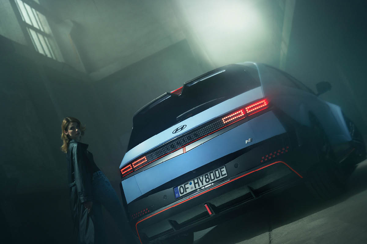 zu sehen ist ein hellblauer Hyundai IONIQ 5 N von hinten