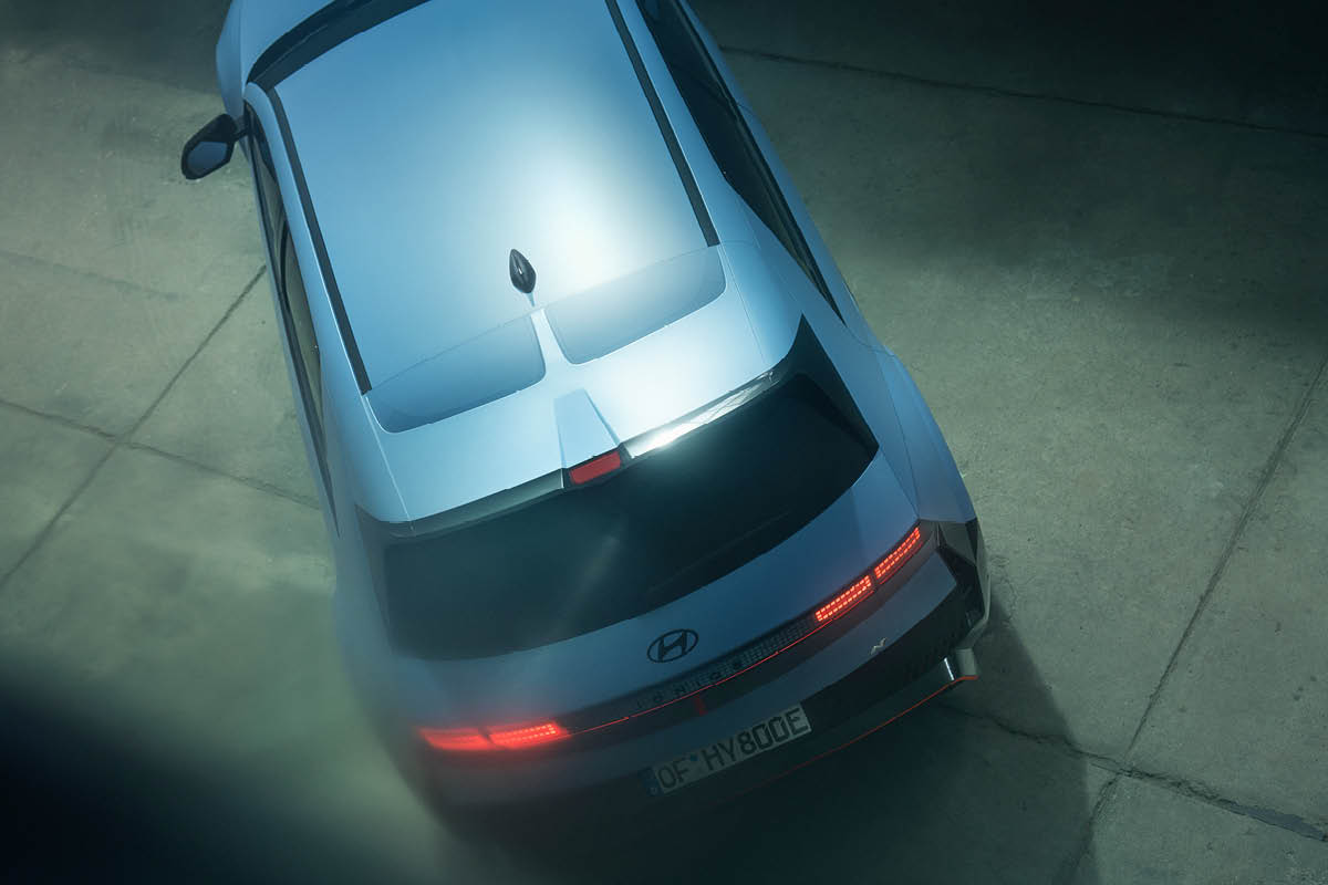 zu sehen ist ein hellblauer Hyundai IONIQ 5 N von oben