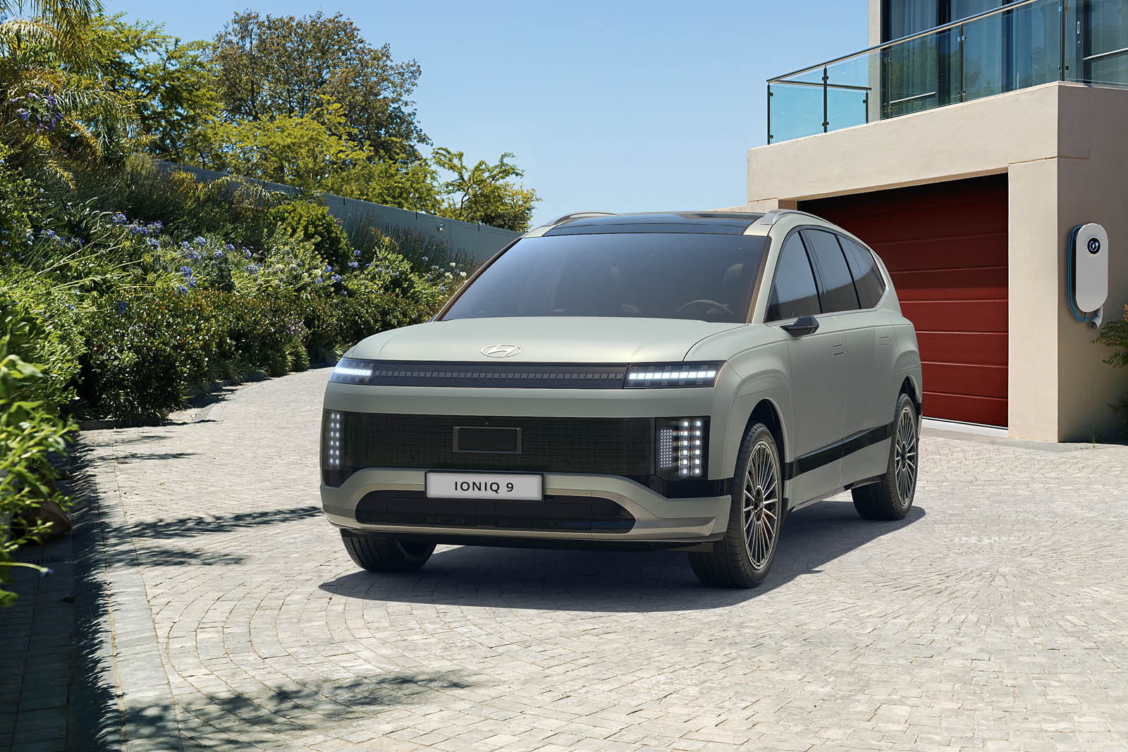zu sehen ist ein Hyundai IONIQ 9 parkend vor einer Garage
