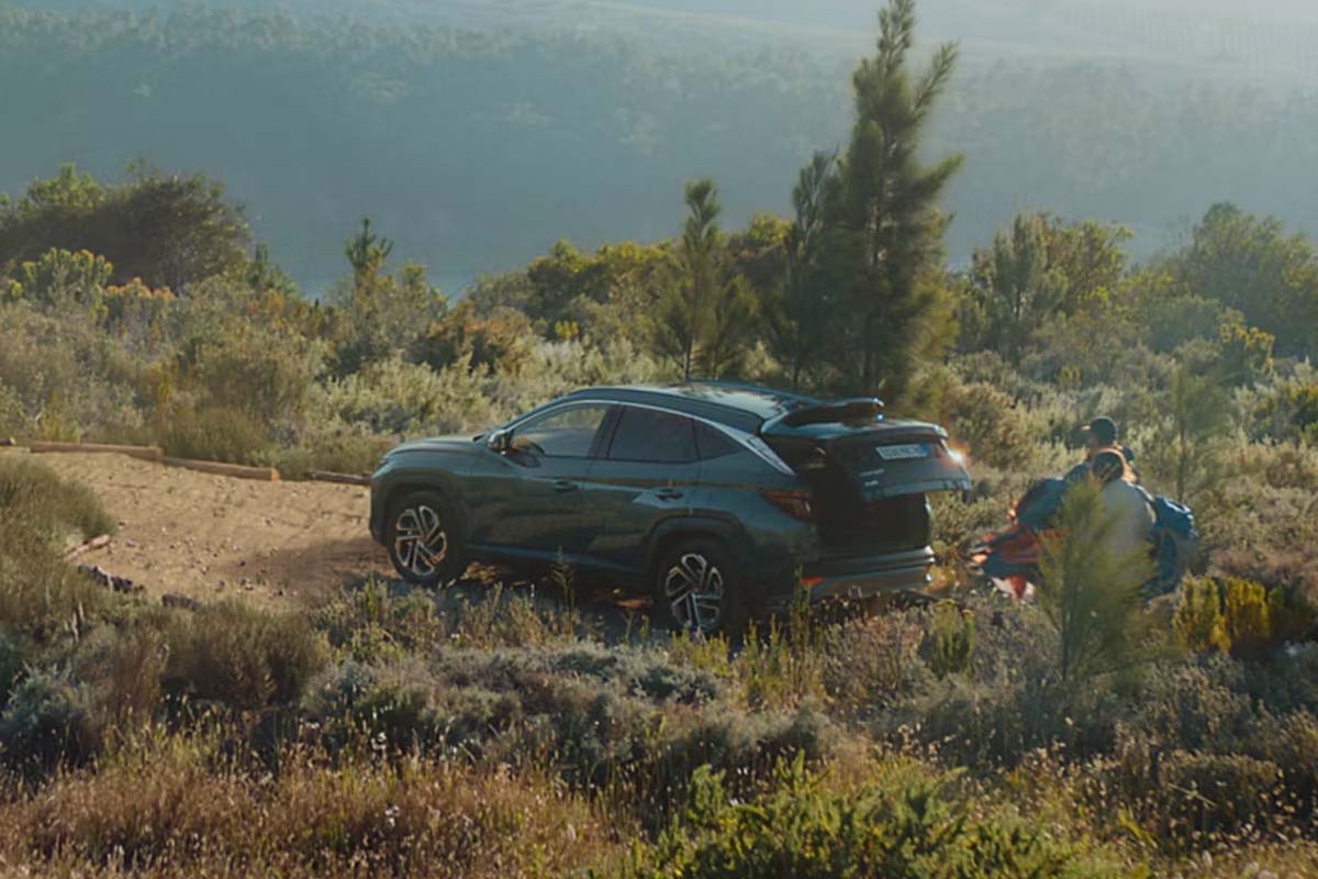 Hyundai Tucson im Wald