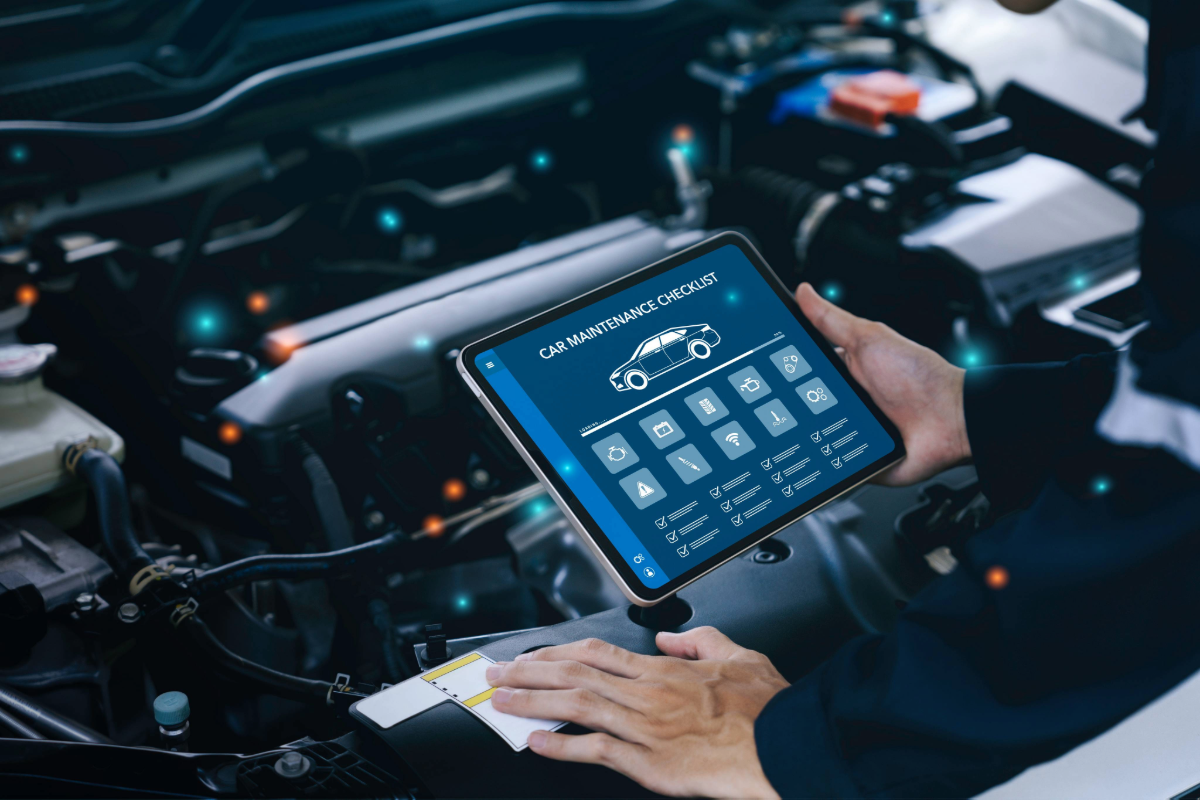 zu sehen ist ein KFZ Mitarbeiter, der in einem Auto sitzt und die Ckeckliste auf seinem Tablet prüft