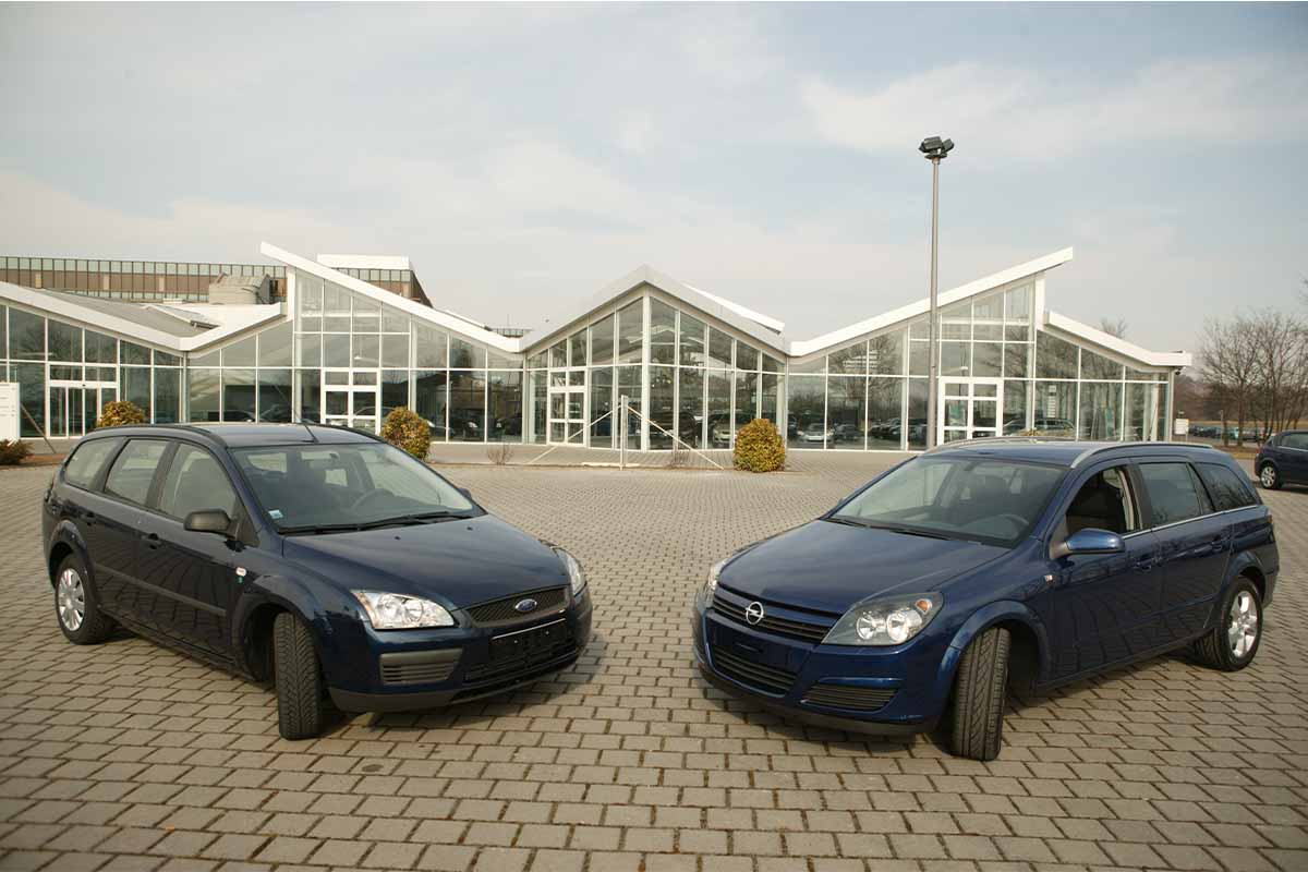 zwei alte Autos stehen nebeneinander